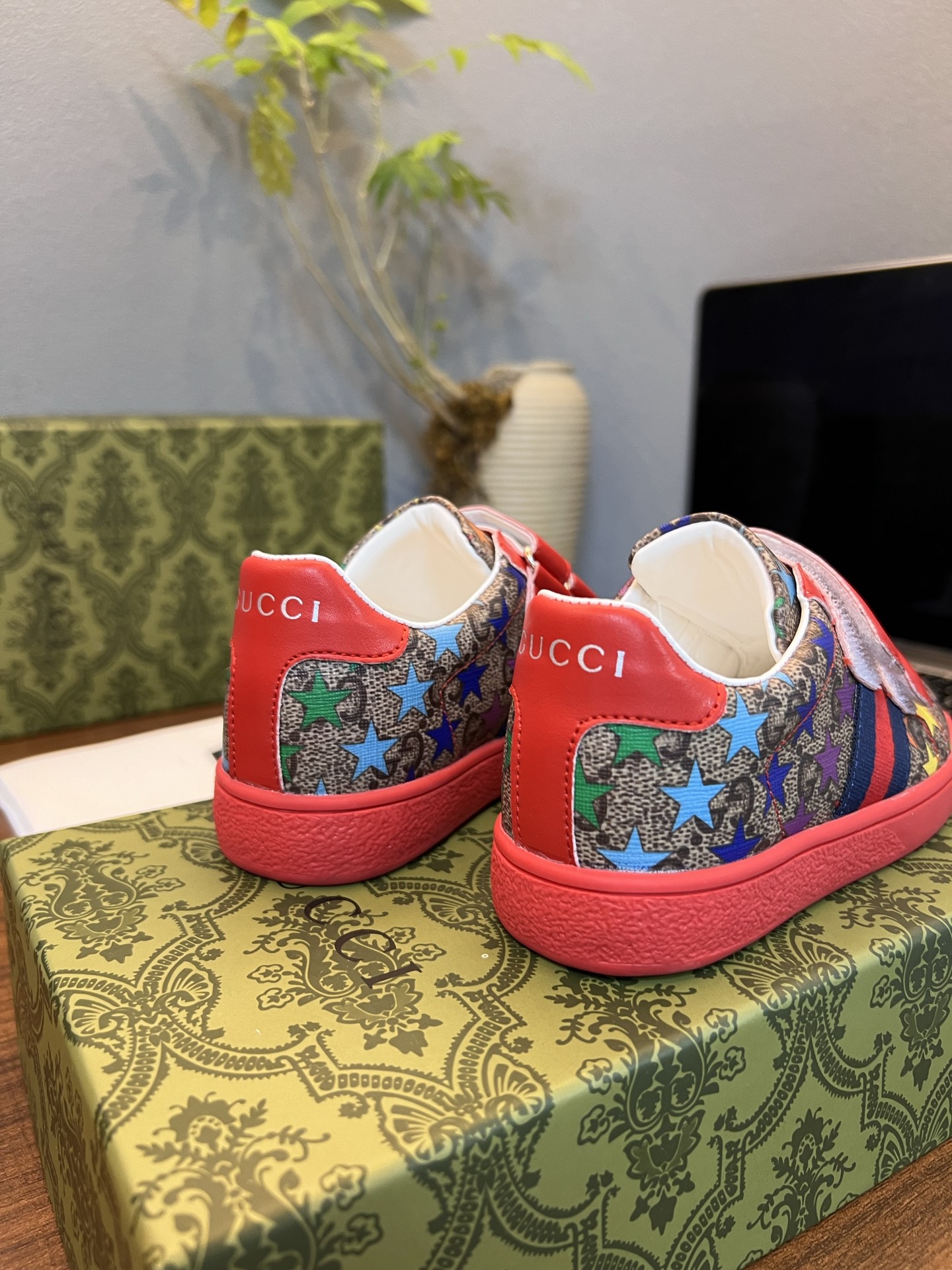 Children's shoes child
